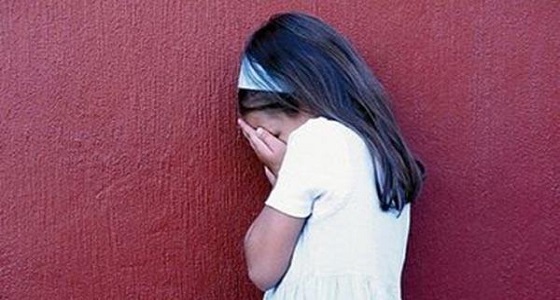 بالفيديو.. عاملة روضة تهتك عرض طفلة وتتحرش بها