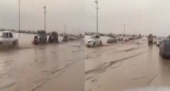 بالفيديو.. مواطن يوثق غرق شارع في الرس بسبب الأمطار