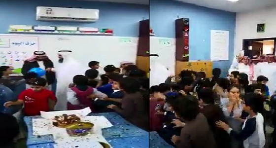 بالفيديو.. طلاب يبكون لحظة وداع معلمهم في أبها