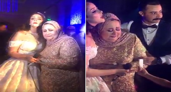 بالفيديو.. عروس فاجأ والدتها في حفل زفافها ورد فعل صادم للأخيرة