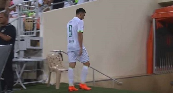 بالفيديو.. رد فعل صادم للسومة بعد استبداله