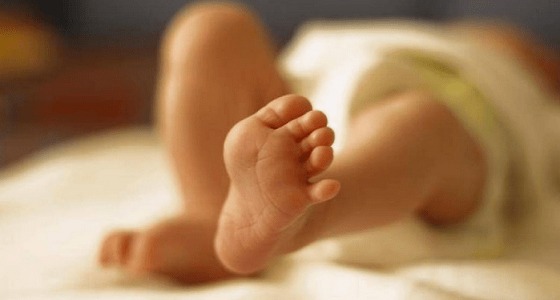 أم تضع طفليها حديثي الولادة في أكياس بالثلاجة