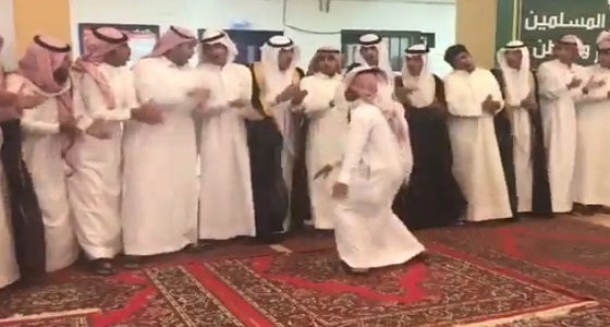 بالفيديو.. طلاب ثانوية بعرعر يؤدون ” الدحة “ في حفل تخرجهم