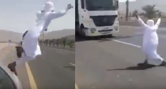 بالفيديو.. مستهتر يقفز من سيارته ليستعرض أمام شاحنة على طريق سريع