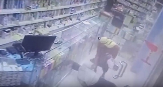 بالفيديو.. وفاة يمني بشظايا صاروخ حوثي أثناء محاولته شراء بعض الأدوية