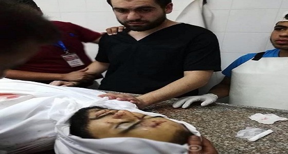 صورة مؤثرة لطبيب فلسطيني فوجئ بجثة شقيقه في مستشفى الذي يعمل به