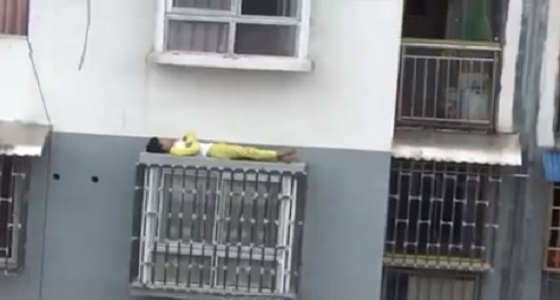 بالفيديو.. طفل ينام على شرفة بالطابق الخامس بعد تعرضه لتوبيخ من والده