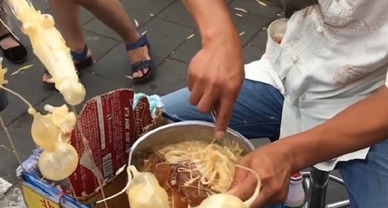 فيديو غريب لرجل يحول الحلوى إلى فئران
