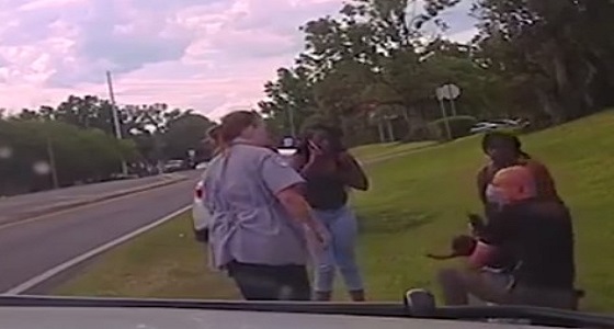 بالفيديو.. شرطي ينقذ طفل من الموت على الطريق