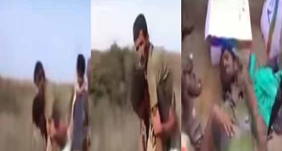 بالفيديو.. مشهد إنساني لجندي يمني يحمل مصابا حوثيا لإسعافه بـ &#8221; حجة &#8220;