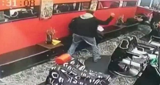 بالفيديو.. رجل يضرب زوجته بـ &#8221; مفك &#8221; داخل صالون تجميل