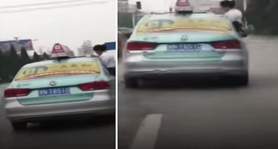 فيديو مروع لطالبة تكتب واجب المدرسة فوق تاكسي مسرع