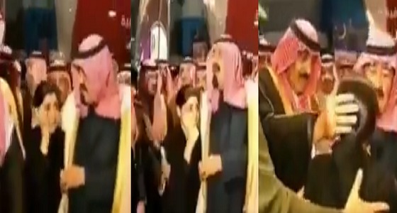 بالفيديو.. رد فعل الملك عبدالله تجاه طفلة فقدت أمها بمجمع تجاري في الرياض