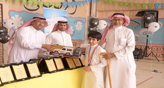 بالصور.. مدرسة أنس بن مالك الابتدائية تحتفل بتخريج طلابها