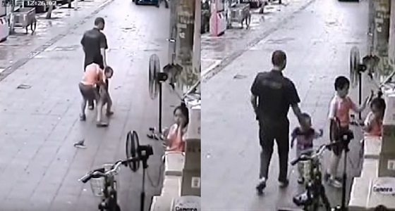 بالفيديو.. رجل يحاول اختطاف طفل يلعب في الشارع