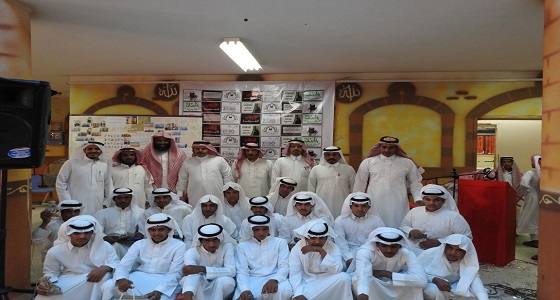 معلمون يحتفلون بتخرج طلابهم بشعار &#8221; أنتم المستقبل &#8221; في مكة