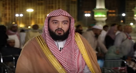 بالفيديو.. مؤذن بالمسجد الحرام يكشف أسباب &#8221; التبليغ &#8221; خلف الإمام بالحرمين