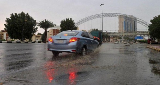 تواصل سقوط الأمطار الغزيرة والبرد على مكة
