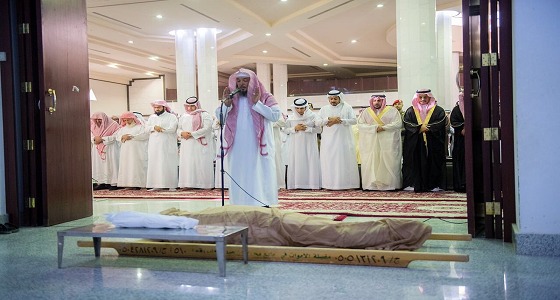 أمير القصيم يتقدم العشرات في صلاة الجنازة على الدكتور إبراهيم الغصن