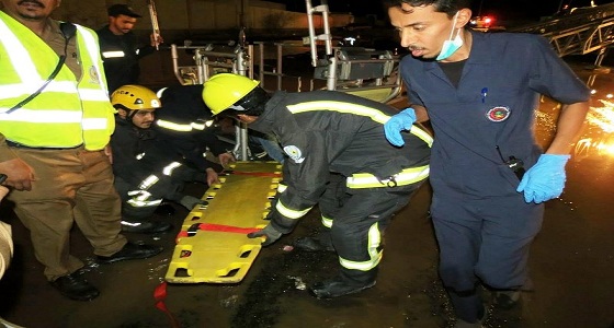 بالصور.. مدني مكة ينقذ عامل صيانة علق ببرج للأجهزة المحمولة