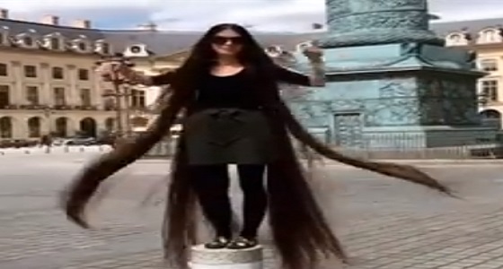 بالفيديو.. فتاة تشعل مواقع التواصل باستعراض شعرها المذهل بأحد الميادين
