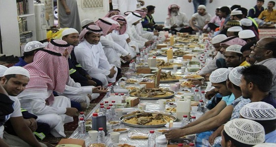 بالصور : أمين الطائف يشارك عمال النظافة الإفطار الجماعي في مقر سكنهم