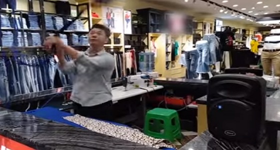 بالفيديو.. شاب يستخدم مهارة الكونغ فو في كي الملابس