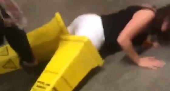 بالفيديو.. سقوط مروع لفتاة تسير بطريقة غريبة أمام صديقاتها
