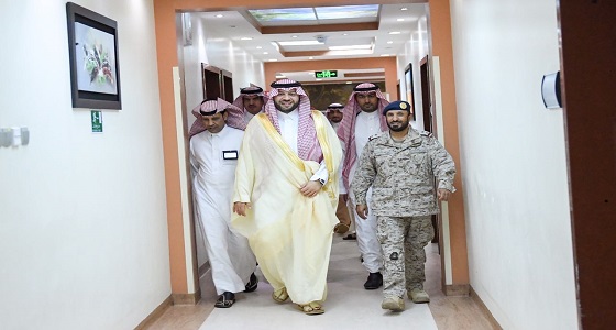 أمير الحدود الشمالية مطمئنًا على صحة الجندي المصاب .