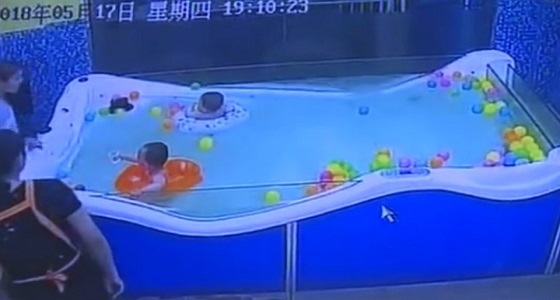 بالفيديو.. لحظة غرق طفل رضيع تحت الماء لمدة 46 ثانية قبل انقاذه
