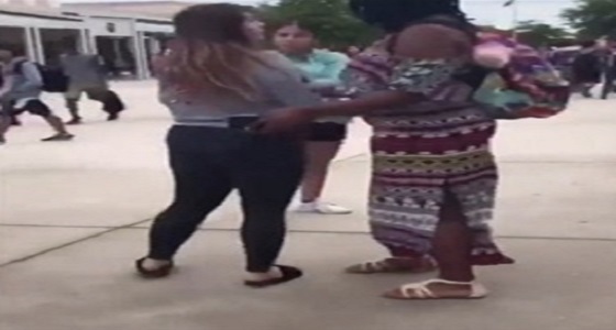 بالفيديو.. مشاجرة عنيفة بين فتاتين والشرطة تتدخل