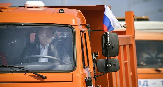 بالفيديو.. &#8221; بوتين &#8221; يتحدى عقوبات أوروبا عابرا بشاحنة إلى القرم