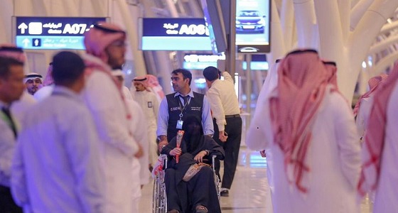 بالصور.. احتفال مسؤولي مطار الملك عبد العزيز الجديد بانطلاق أول رحلة
