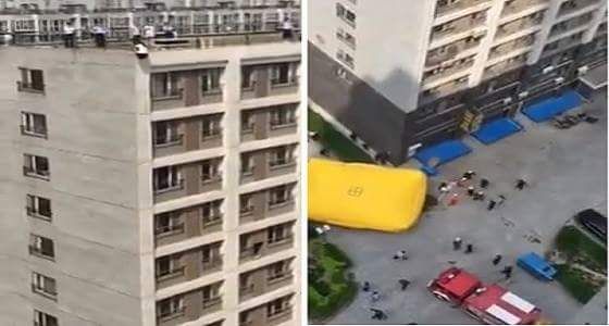 بالفيديو.. نهاية صادمة لفتاة حاولت الانتحار من أعلى بناية عالية
