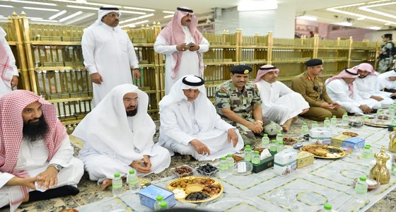 بالصور.. أمير مكة يشارك رجال الأمن إفطارهم بالمسجد الحرام