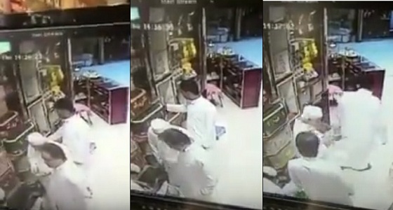 بالفيديو .. مجهولون يسرقون قارورة دهن من أحد المحال التجارية بالرياض