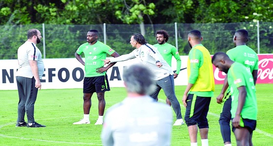 تدريبات فنية منوعة للاعبي الأخضر في سويسرا