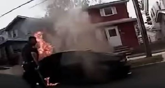 بالفيديو.. لحظة إنقاذ رجل احتجز داخل سيارته المشتعلة