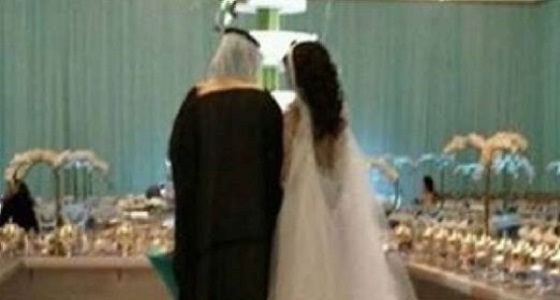 استدعاء عريسا وعروسه لمخالفتهما التقاليد في حفل زفافهما