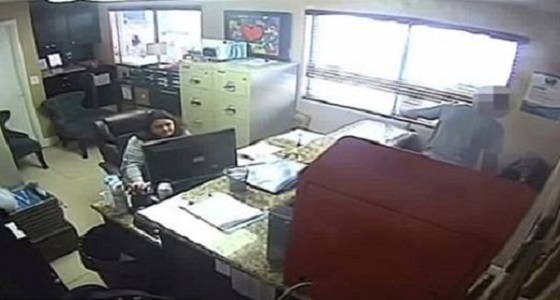 بالفيديو.. شرطي يضرب ابنته بوحشية لعدم احترامها معلمتها