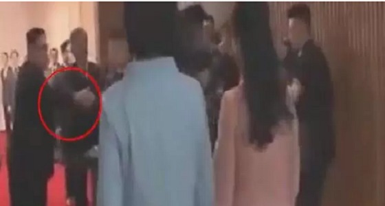 بالفيديو.. زعيم كوريا الشمالية يبعد مصور من أمام زوجته