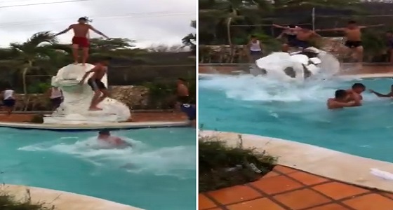 بالفيديو .. شباب يتسببون في انهيار تمثال داخل حمام سباحة