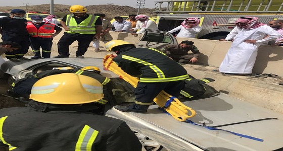 بالصور.. مدني الباحة ينقذ شاب من ذوي الهمم انحرفت مركبته