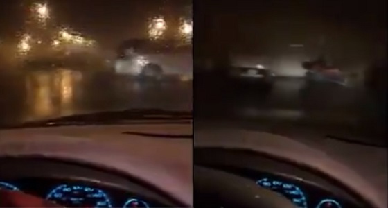 بالفيديو.. أمطار غزيرة تواصل السقوط على الخرخير إثر عاصفة مكونو
