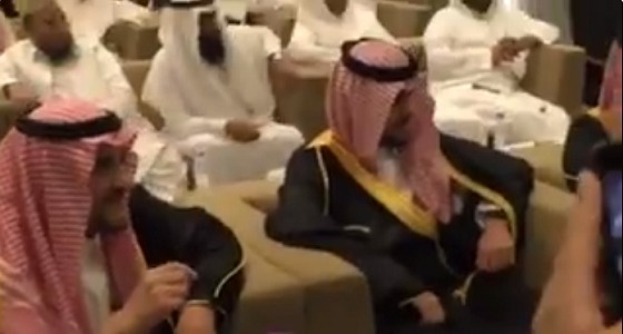 بالفيديو..الأمير سعود بن فهد يلقن مسلمين جدد الشهادة