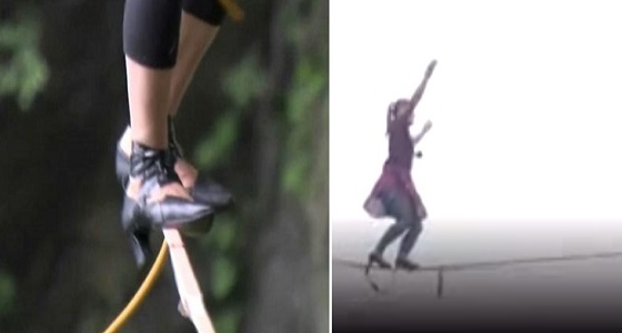 بالفيديو.. مسابقة لعبور حبل معلق بين جبلين بالكعب العالي