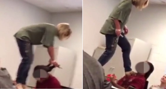 بالفيديو.. معلمة توقظ طالبا من النوم في الفصل بصفعه وركله في صدره