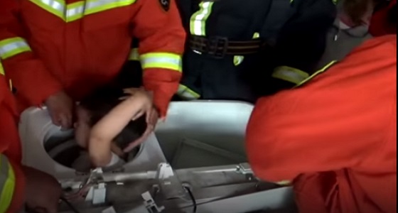 بالفيديو.. لحظة إنقاذ طفل صغير محشور داخل غسالة