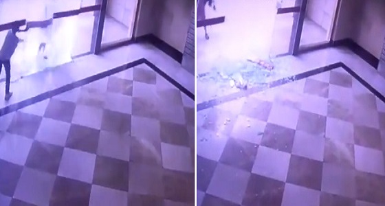 بالفيديو.. لحظة انفجار باب زجاجي في وجه فتاة