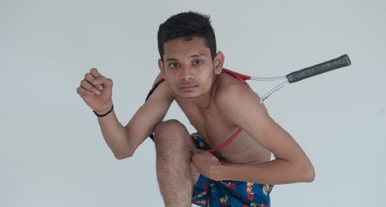 بالصور.. فتى مطاطي قادر على لف رقبته 180 درجة